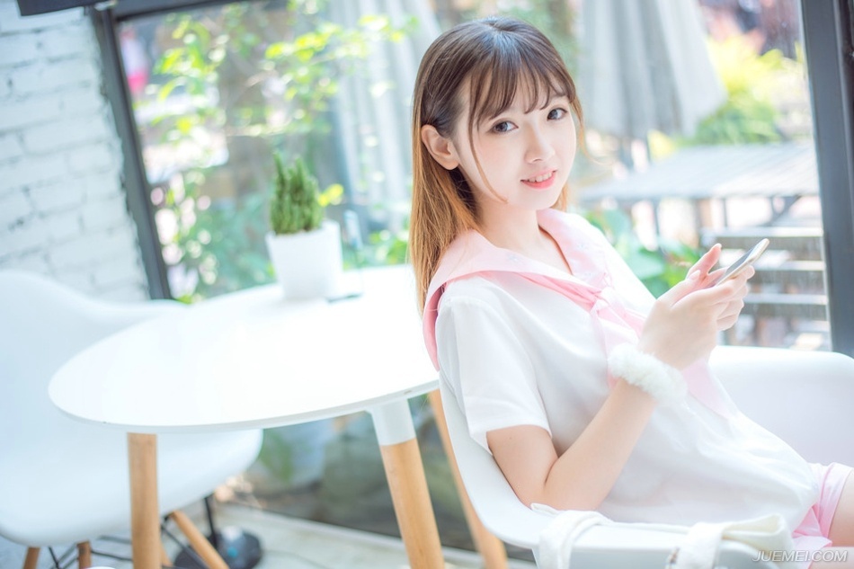 “军师，若事不可违的话，不如……”诸葛亮身边，年轻的马谡看向诸葛亮，犹豫了一下，开口劝道。